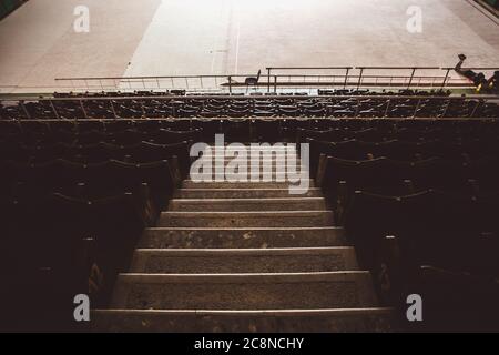 Reihen der hölzernen Tribüne leere Sitze des Sportzentrums Gerevich Aladar Nemzeti in Budapest Stockfoto