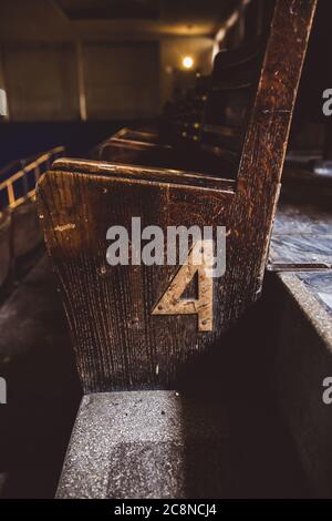 Reihen der hölzernen Tribüne leere Sitze des Sportzentrums Gerevich Aladar Nemzeti in Budapest Stockfoto
