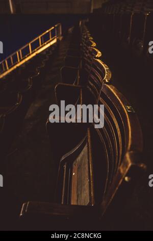 Reihen der hölzernen Tribüne leere Sitze des Sportzentrums Gerevich Aladar Nemzeti in Budapest Stockfoto