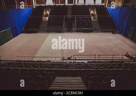 Reihen der hölzernen Tribüne leere Sitze des Sportzentrums Gerevich Aladar Nemzeti in Budapest Stockfoto
