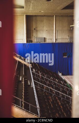 Reihen der hölzernen Tribüne leere Sitze des Sportzentrums Gerevich Aladar Nemzeti in Budapest Stockfoto