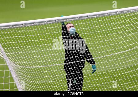 Ein Bodentreff desinfiziert den Torpfosten vor dem Freundschaftsspiel vor der Saison im Celtic Park, Glasgow. Stockfoto