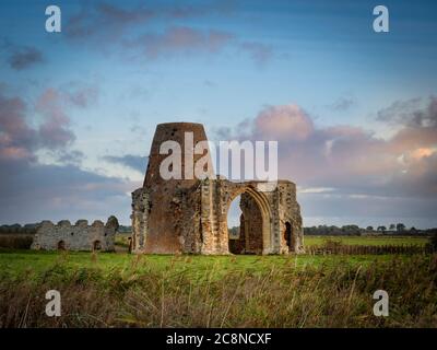 Blick über die Schilfbetten in Richtung St. Bennett's Abbey. Stockfoto