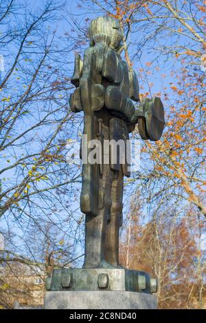 SAVONLINNA, FINNLAND - 26. OKTOBER 2019: Skulptur des Ritters Eric Axelsson Tott, Gründer der Festung Olavinlinna, Nahaufnahme am Oktobernachmittag Stockfoto