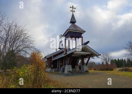 Hölzerne orthodoxe Kapelle an einem bewölkten Oktobertag. Honkavaara Farm in der Nähe von Joensuu, Finnland Stockfoto