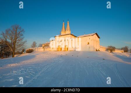 Ferapontov Kloster im Licht der untergehenden Sonne an einem Dezemberabend. Wologda Oblast, Russland Stockfoto