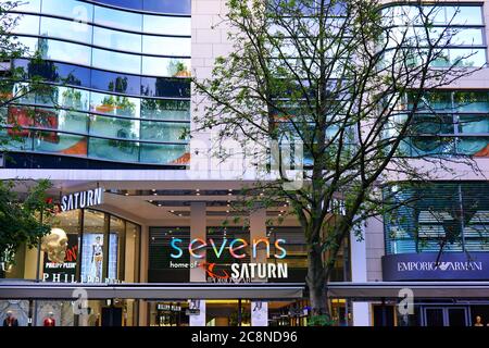 Vorderansicht des eleganten Eingangs des modernen Einkaufszentrums „Sevens“ an der gehobenen Einkaufsmeile Königsallee in Düsseldorf. Stockfoto