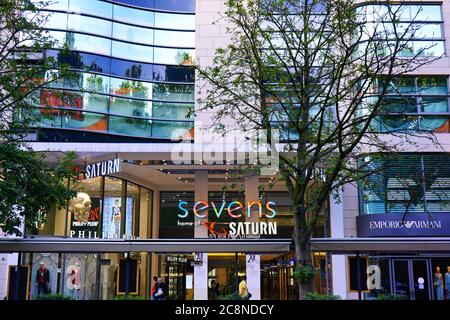 Vorderansicht des Eingangs zum modernen Einkaufszentrum „Sevens“ an der Königsallee in Düsseldorf. Stockfoto