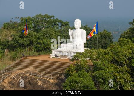 Skulptur eines sitzenden Buddha auf dem Ambastala Plateau (Mango Plateau) an einem sonnigen Morgen. Mihintale, Sri Lanka Stockfoto