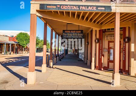 Tombstone, Arizona, USA - 2. März 2019: Morgenansicht der Allen Street im berühmten Old West Town Historic District Stockfoto