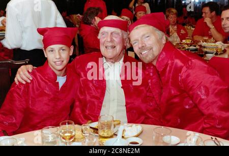 Sir Richard Branson Gründer der Virgin Group, darunter Virgin Atlantic Airlines mit seinem Vater Ted und Sohn Sam bei einem Abendessen in Shanghai, bei dem der Erstflug der Airlines-Operation von Heathrow in die chinesische Stadt im Juli 1999 gefeiert wurde. Stockfoto