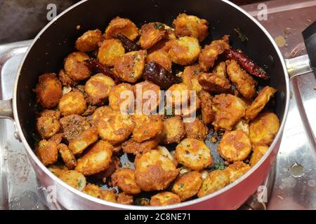 Taro- oder Colocasia-Esculenta-Braten auf isoliertem weißem Hintergrund. Stockfoto