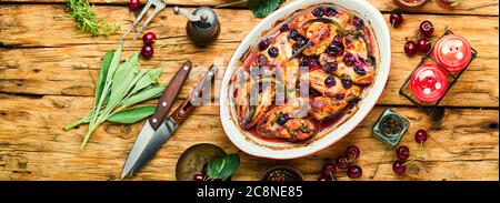 Gebratene Hähnchenflügel in würziger Kirschsauce.Gegrilltes Huhn, Fast Food. Stockfoto