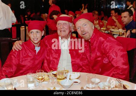 Sir Richard Branson Gründer der Virgin Group, darunter Virgin Atlantic Airlines mit seinem Vater Ted und Sohn Sam bei einem Abendessen in Shanghai, bei dem der Erstflug der Airlines-Operation von Heathrow in die chinesische Stadt im Juli 1999 gefeiert wurde. Stockfoto