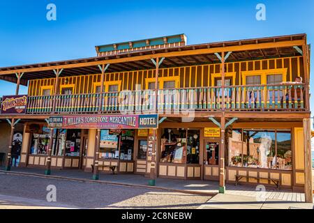 Tombstone, Arizona, USA - 2. März 2019: Morgenansicht von T. Millers Tombstone Mercantile auf der Allen Street in der berühmten Altstadt von Old West Town Historic District Stockfoto