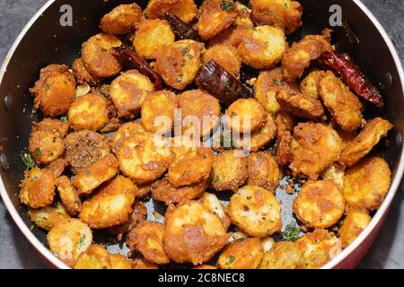 Taro- oder Colocasia-Esculenta-Braten auf isoliertem weißem Hintergrund. Stockfoto