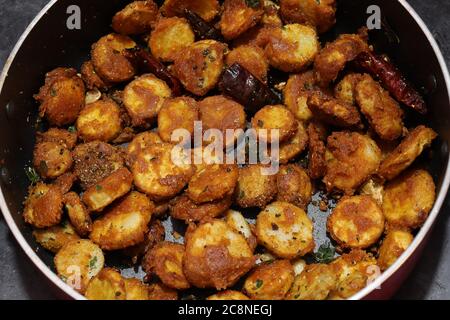 Taro- oder Colocasia-Esculenta-Braten auf isoliertem weißem Hintergrund. Stockfoto