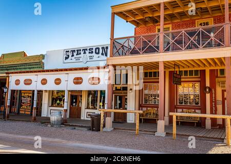 Tombstone, Arizona, USA - 2. März 2019: Morgenansicht der Allen Street im berühmten Old West Town Historic District Stockfoto