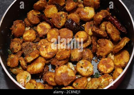 Taro- oder Colocasia-Esculenta-Braten auf isoliertem weißem Hintergrund. Stockfoto