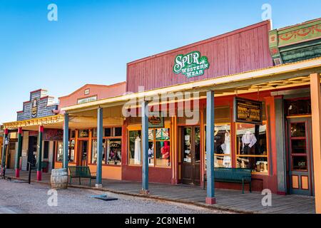 Tombstone, Arizona, USA - 2. März 2019: Morgenansicht der Allen Street im berühmten Old West Town Historic District Stockfoto