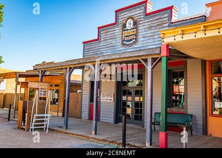 Tombstone, Arizona, USA - 2. März 2019: Morgenansicht der Allen Street im berühmten Old West Town Historic District Stockfoto