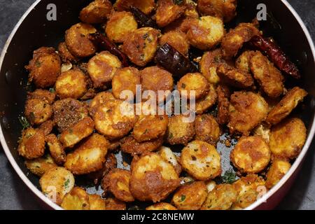 Taro- oder Colocasia-Esculenta-Braten auf isoliertem weißem Hintergrund. Stockfoto