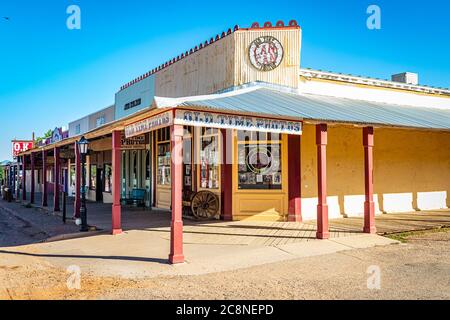 Tombstone, Arizona, USA - 2. März 2019: Morgenansicht der Allen Street im berühmten Old West Town Historic District Stockfoto