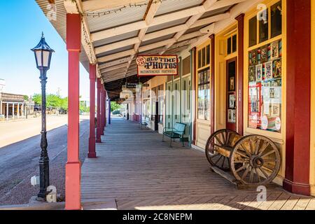 Tombstone, Arizona, USA - 2. März 2019: Morgenansicht der Allen Street im berühmten Old West Town Historic District Stockfoto