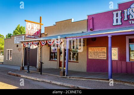 Tombstone, Arizona, USA - 2. März 2019: Morgenansicht der Allen Street im berühmten Old West Town Historic District Stockfoto