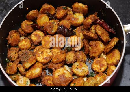 Taro- oder Colocasia-Esculenta-Braten auf isoliertem weißem Hintergrund. Stockfoto