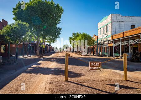 Tombstone, Arizona, USA - 2. März 2019: Morgenansicht der Allen Street im berühmten Old West Town Historic District Stockfoto