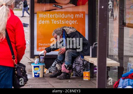 Ein Obdachloser mit Radio, ein Obdachloser in einer Straßenbahnhaltestelle Stockfoto