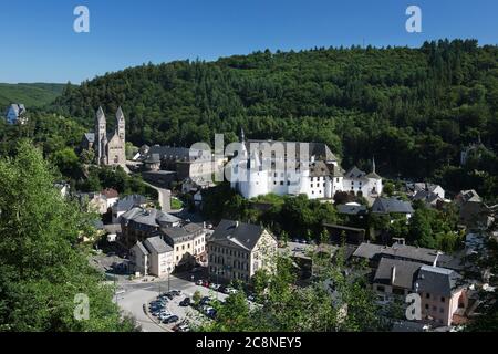 Blick über Clervaux mit Abtei Saint Maurice und Saint Maur und Schloss, Clervaux, Luxemburg, Europa Stockfoto