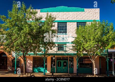 Tombstone, Arizona, USA - 2. März 2019: Morgenansicht von Arlene's auf der Allen Street im berühmten Old West Town Historic District Stockfoto