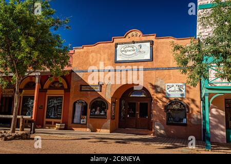 Tombstone, Arizona, USA - 2. März 2019: Morgenansicht von Madame Moustache auf der Allen Street im berühmten Old West Town Historic District Stockfoto