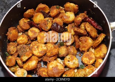 Taro- oder Colocasia-Esculenta-Braten auf isoliertem weißem Hintergrund. Stockfoto