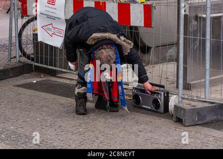 Ein Obdachloser mit Radio, ein Obdachloser in einer Straßenbahnhaltestelle Stockfoto