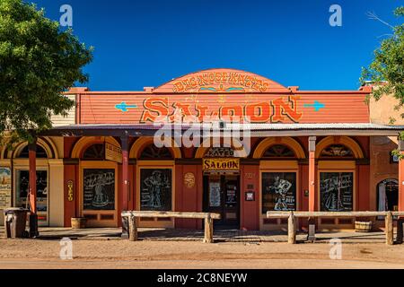 Tombstone, Arizona, USA - 2. März 2019: Morgenansicht des Big Nose Kate's Saloon auf der Allen Street im berühmten Old West Town Historic District Stockfoto