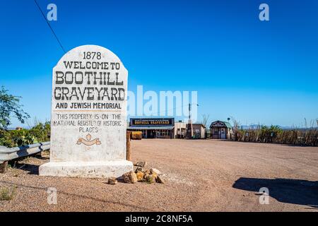 Tombstone, Arizona, USA - 2. März 2019: Morgenansicht des Eingangsschildes und des Parkplatzes auf dem berühmten Boot Hill Friedhof. Stockfoto