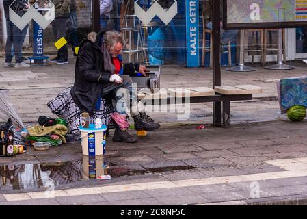 Ein Obdachloser mit Radio, ein Obdachloser in einer Straßenbahnhaltestelle Stockfoto