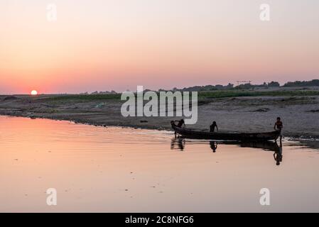 Ein Fischerboot segelt bei Sonnenuntergang auf dem Irrawaddy Fluss in Pakokku, Myanmar Stockfoto