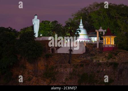 Buddhistischer Tempel von Gokanna Rajamaha Viharaya in der Abenddämmerung. Trincomalee, Sri Lanka Stockfoto