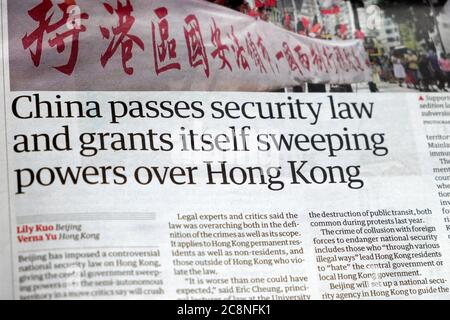 "China verabschiedet Sicherheitsgesetz und gewährt sich weitreichende Befugnisse über Hongkong" Zeitung Überschrift Inside page Artikel Guardian 1 July 2020 London UK Stockfoto