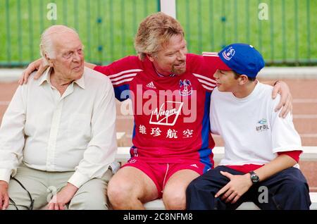 Virgin Airlines Chef Sir Richard Branson mit seinem Vater Ted und Sohn Sam während eines prominenten Fußballspiel in Shangai, Juli 1999. Stockfoto