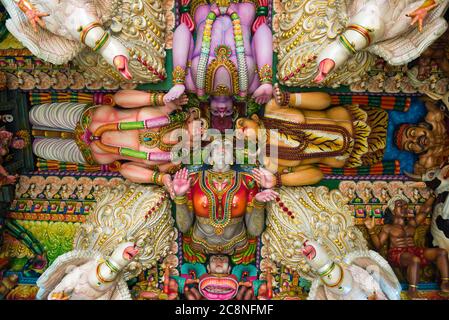 TRINCOMALEE, SRI LANKA - 10. FEBRUAR 2020: Decke im alten Hindu-Tempel Sri Bhadrakali Amman Kovil (Kali Kovil) Stockfoto