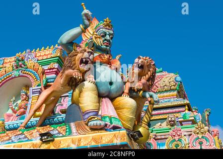 TRINCOMALEE, SRI LANKA - 10. FEBRUAR 2020: Skulptur von Shiva mit Dreizack und Löwen. Detail des Entwurfs des alten Hindu-Tempels von Sri Bhadr Stockfoto