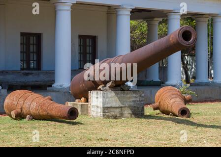 TRINCOMALEE, SRI LANKA - 10. FEBRUAR 2020: Alte Marinekanonen im Innenhof des Meeres- und Schiffsgeschichtlichen Museums Stockfoto