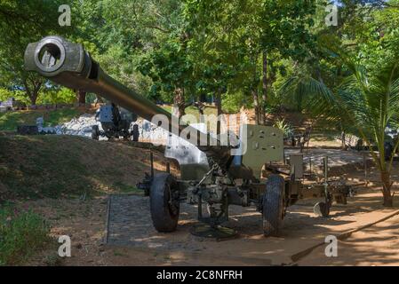 TRINCOMALEE, SRI LANKA - 10. FEBRUAR 2020: 130-mm-Medium chinesische Artillerie-Kanone auf dem Orr's Hill war Museum Stockfoto