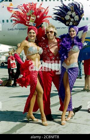 Virgin Boss Sir Richard Branson genießt die Party auf der ersten Reise der Airlines nach Las Vegas im Jahr 2000. Stockfoto