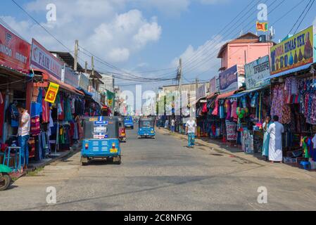 TRINCOMALEE, SRI LANKA - 11. FEBRUAR 2020: Sonniger Tag auf der Central Road Stockfoto